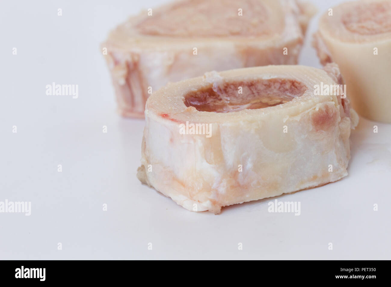 Les os de boeuf pour faire un bouillon d'os fait maison pour une saine alimentation Photo Stock