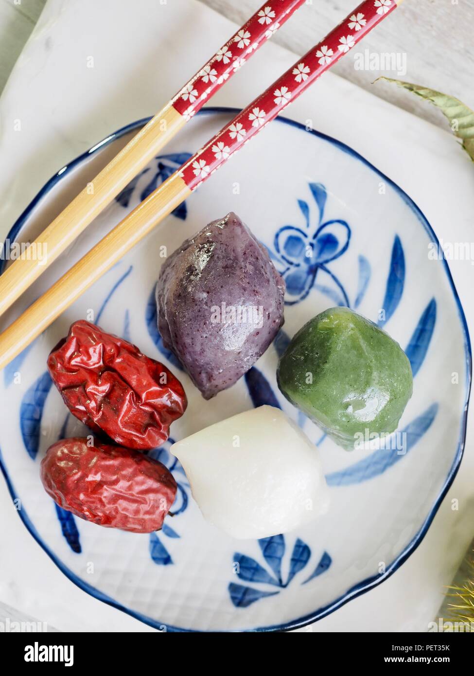 La nourriture coréenne Songpyeon, demi-lune gâteau de riz Banque D'Images