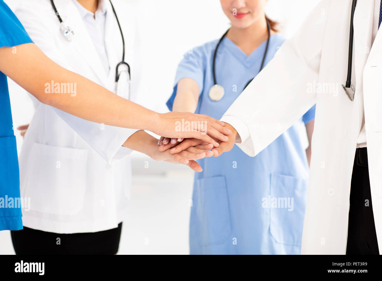 L'équipe médicale et les mains d'empilage concept d'équipe Banque D'Images