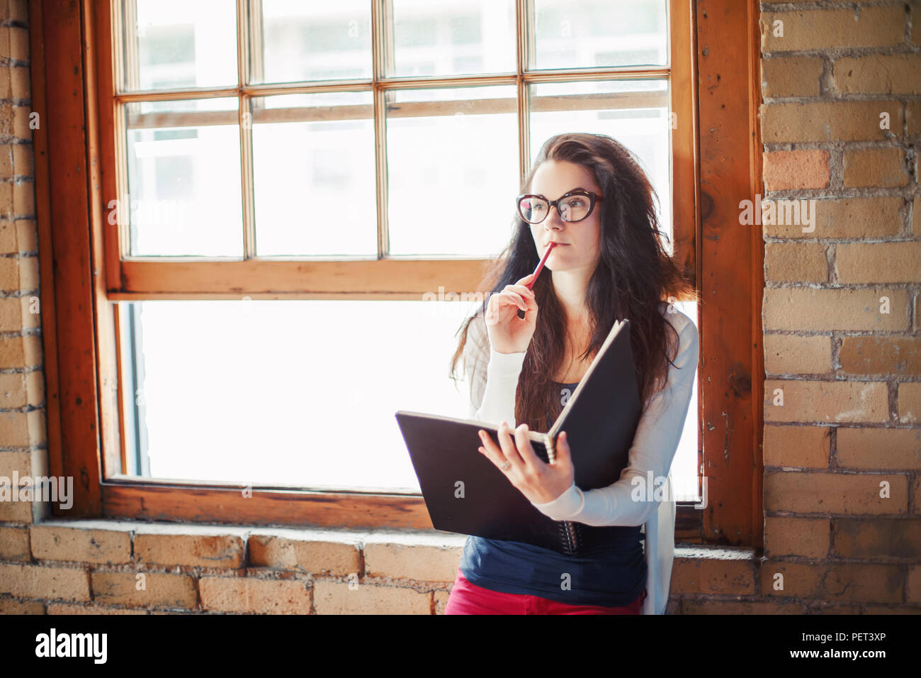 Portrait de la belle jeune femme brune white Caucasian student dessin femme artiste designer dans le hall de l'University College. Personne au travail. Hobby Banque D'Images