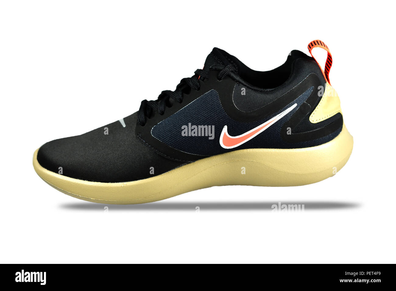 Samut Sakhon Thaïlande 13 AOÛT 2018 : l'analyse du produit de Nike sport  pour hommes chaussures de course sur fond blanc,Nike chaussures de course  Photo Stock - Alamy