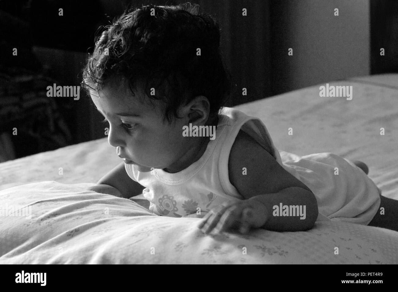 Enfant du monde d'expressions rire des pitreries et enjouement Banque D'Images