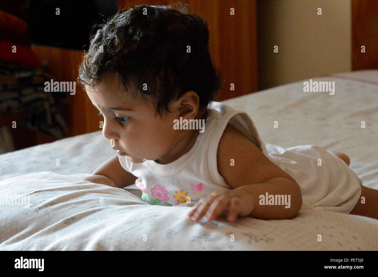 Enfant du monde d'expressions rire des pitreries et enjouement Banque D'Images