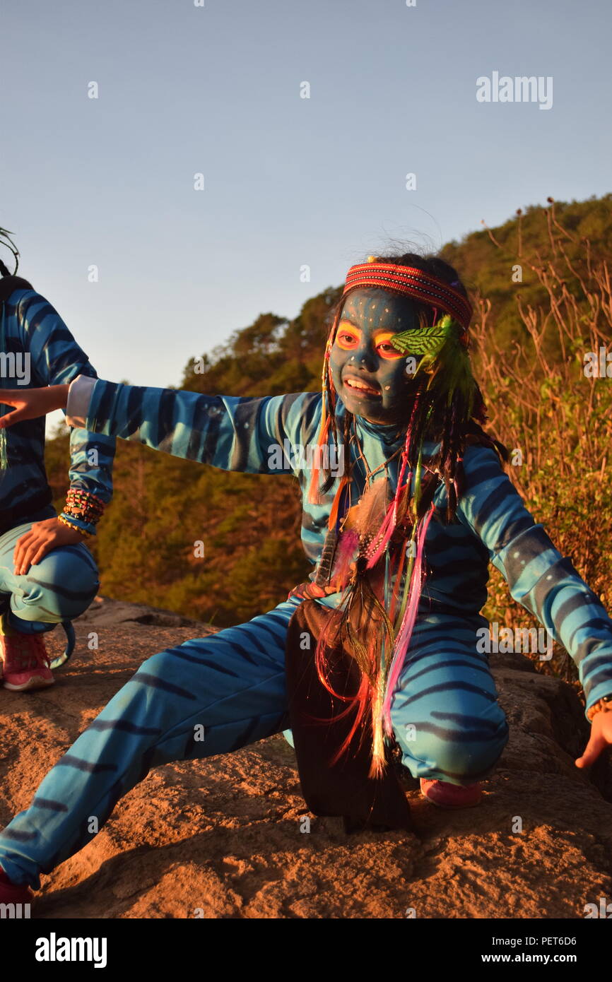 Une jeune fille Keytiri est arrivé au Mont Ulap se reposer et récupérer de ce long voyage à la masse et profitez du soleil à l'aube dans Ampucao Sta. Fe. Banque D'Images