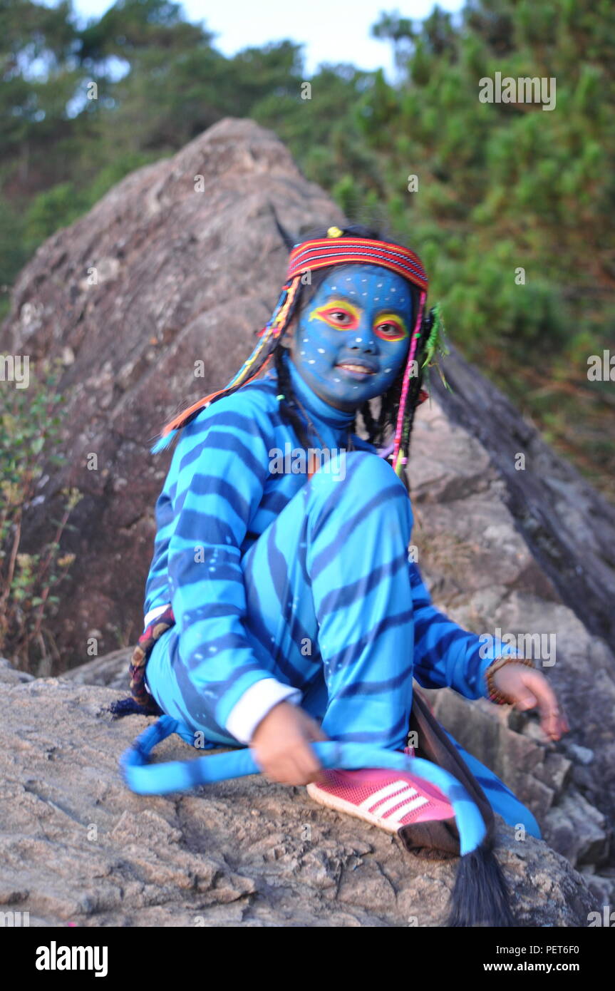 Une jeune fille Keytiri est arrivé au Mont Ulap se reposer et récupérer de ce long voyage à la masse et profitez du soleil à l'aube dans Ampucao Sta. Fe. Banque D'Images