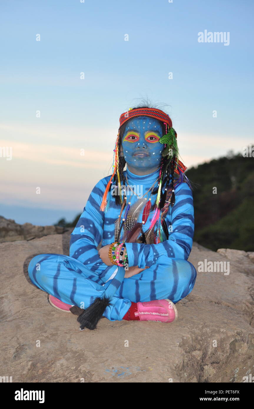 Une jeune fille Keytiri est arrivé au Mont Ulap se reposer et récupérer de ce long voyage à la masse et profitez du soleil à l'aube dans Ampucao Sta. Fe. Banque D'Images