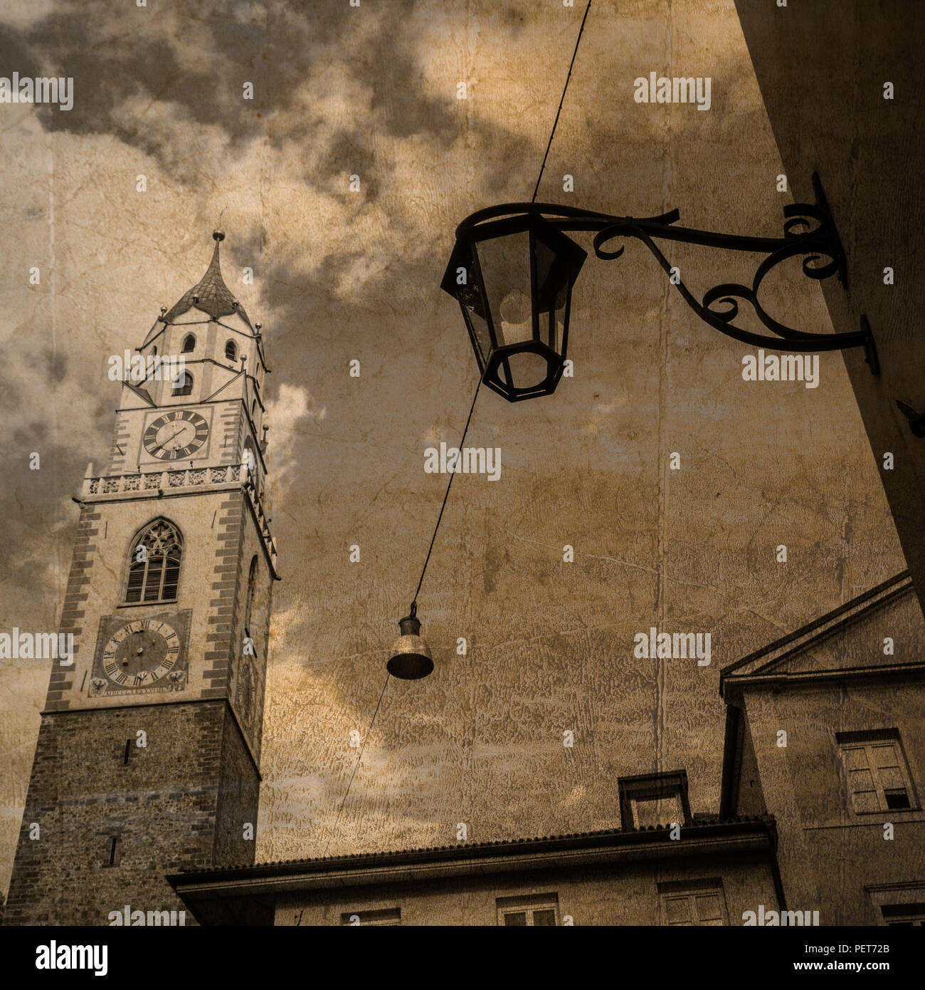 Carte postale en look rétro de la tour de l'église Saint Nicolas à Merano, Tyrol du Sud Banque D'Images