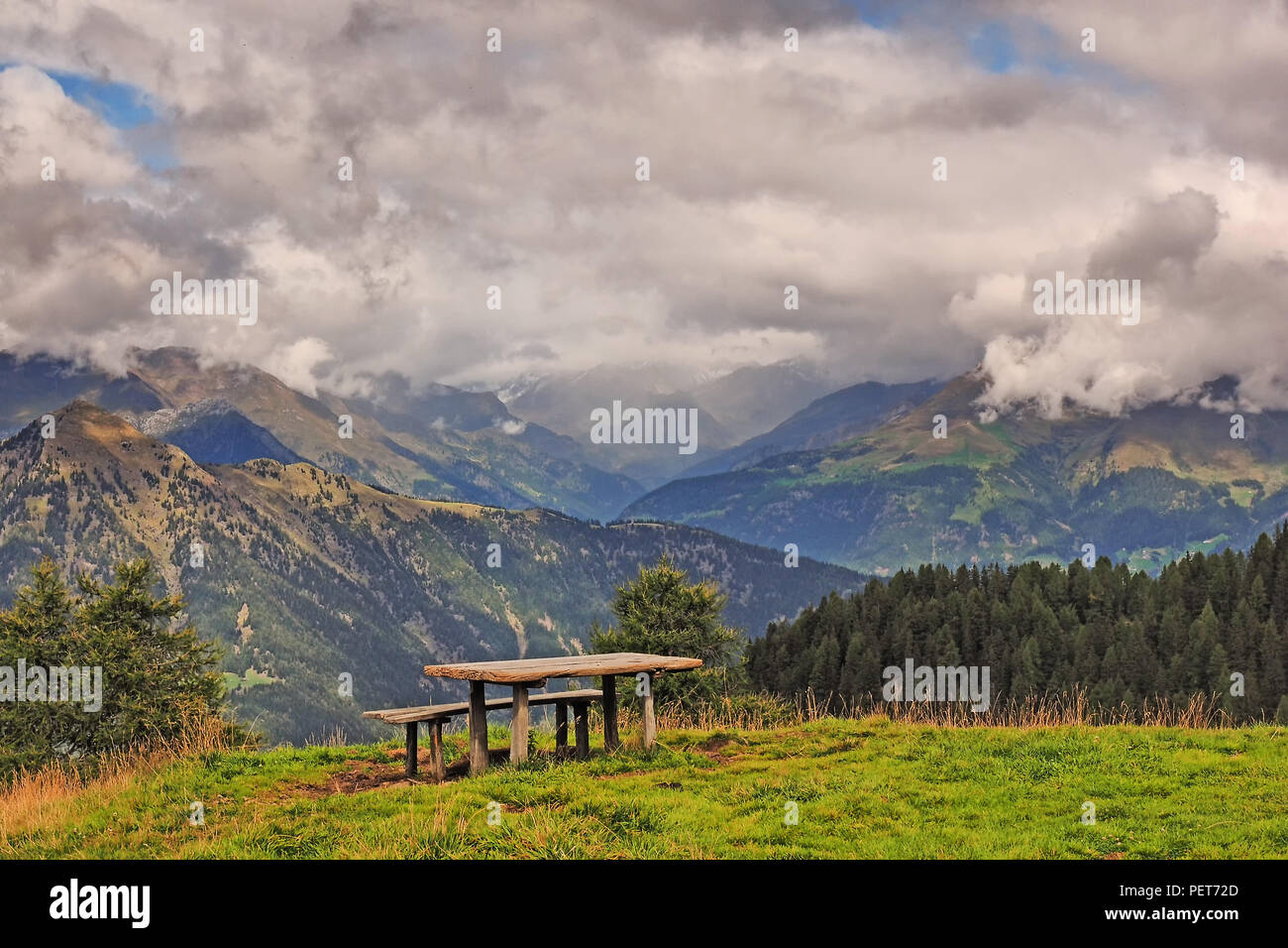 Paysage de montagne Alpes Sarntal avec pique-niques au premier plan, le Tyrol du Sud Banque D'Images