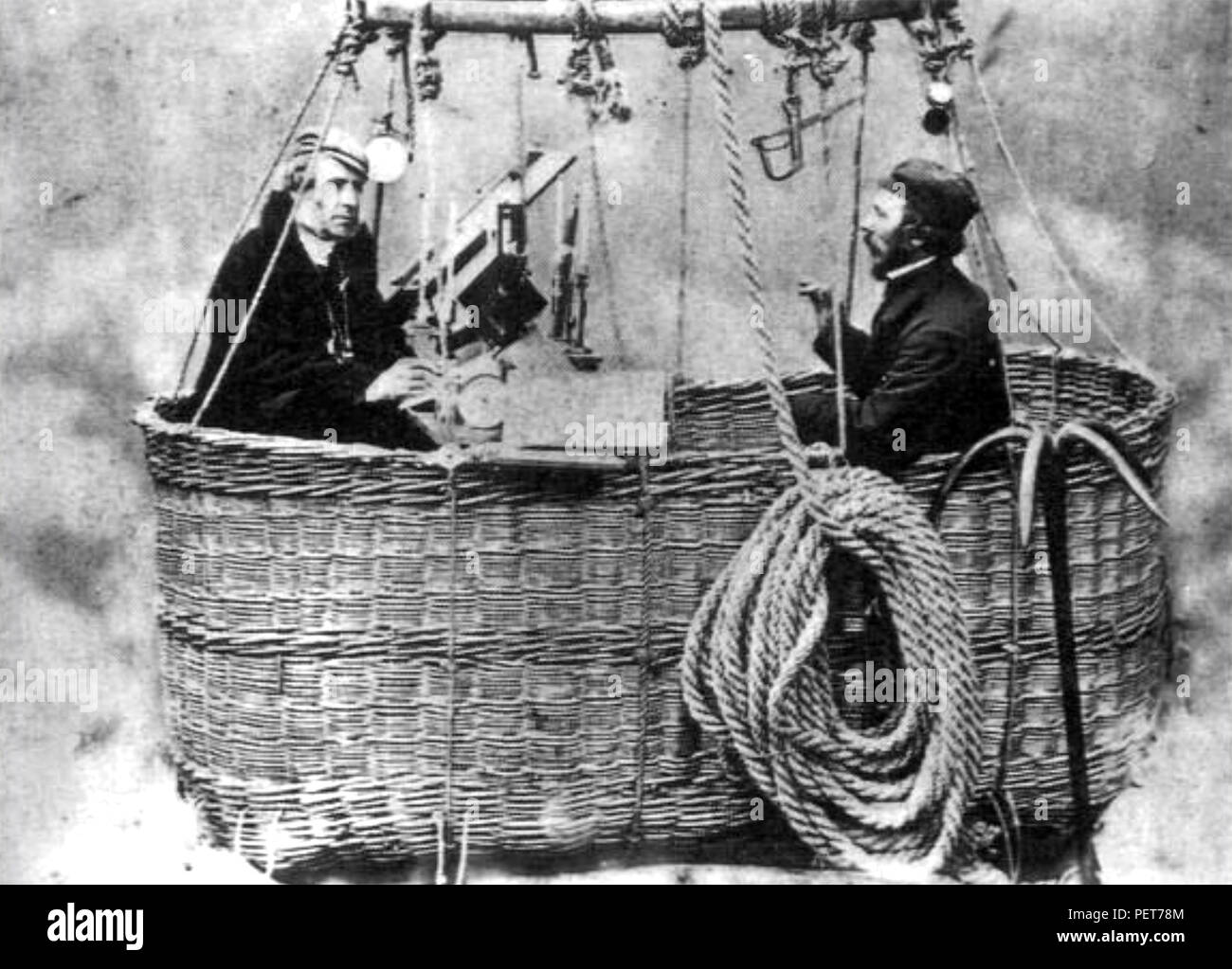 JAMES GLAISHER à gauche et Henry Coxwell sur une carte postale célébrant leurs ascensions en ballon 1862-66 Banque D'Images