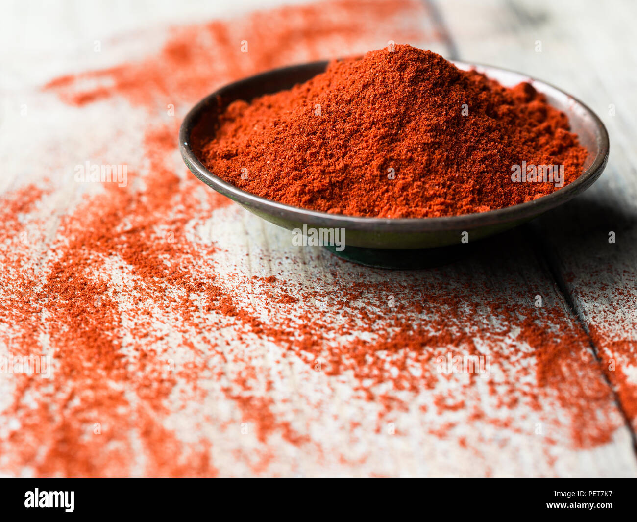 Paprika en poudre dans un arc Banque D'Images