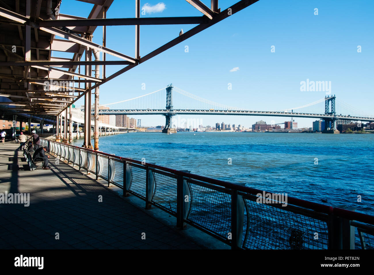 Pont de Manhattan depuis le dessous de la FDR Drive avec des ombres profondes, East River, New York City, USA Banque D'Images