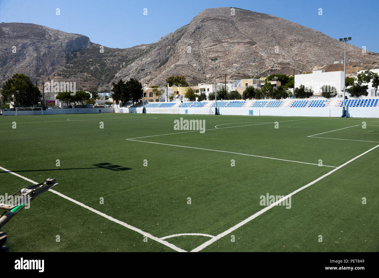 Terrain de football artificiel à Kamari, Santorini Banque D'Images