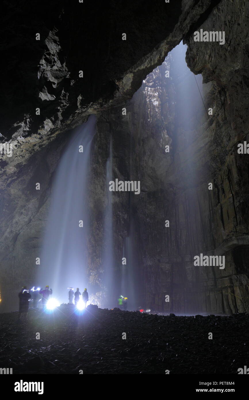 Gill béant winch se rencontrent dans le Yorkshire Dales géré par Craven Pothole Club qui permet de payer les visiteurs à être ramené vers le bas le plus grand grotte naturelle. Banque D'Images