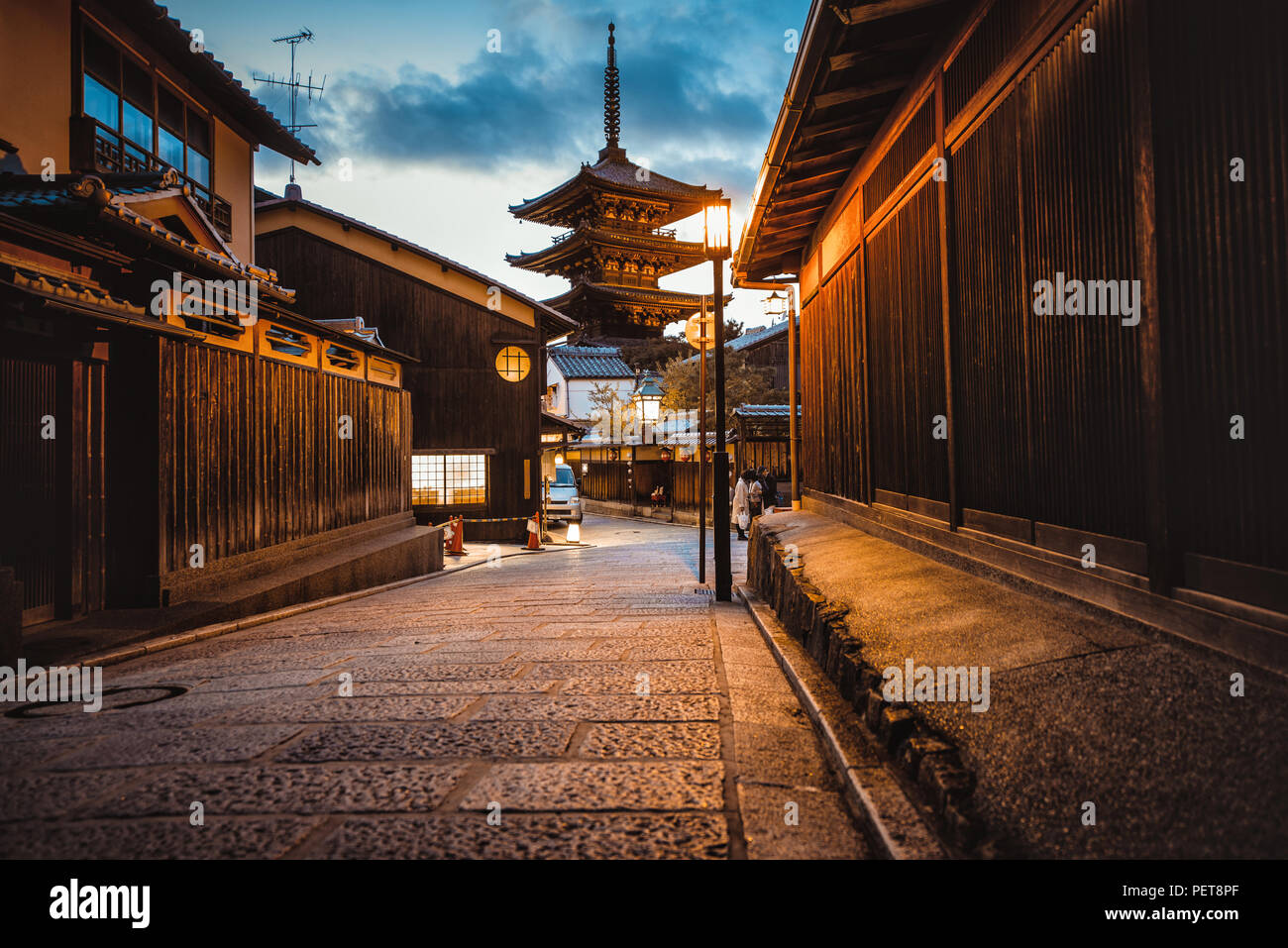 La pagode du temple de Kyoto dans les rues du village Banque D'Images