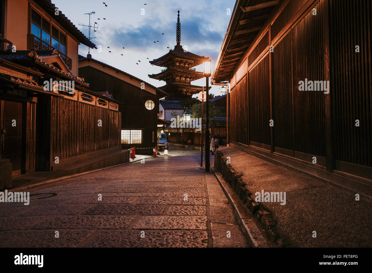 La pagode du temple de Kyoto dans les rues du village Banque D'Images