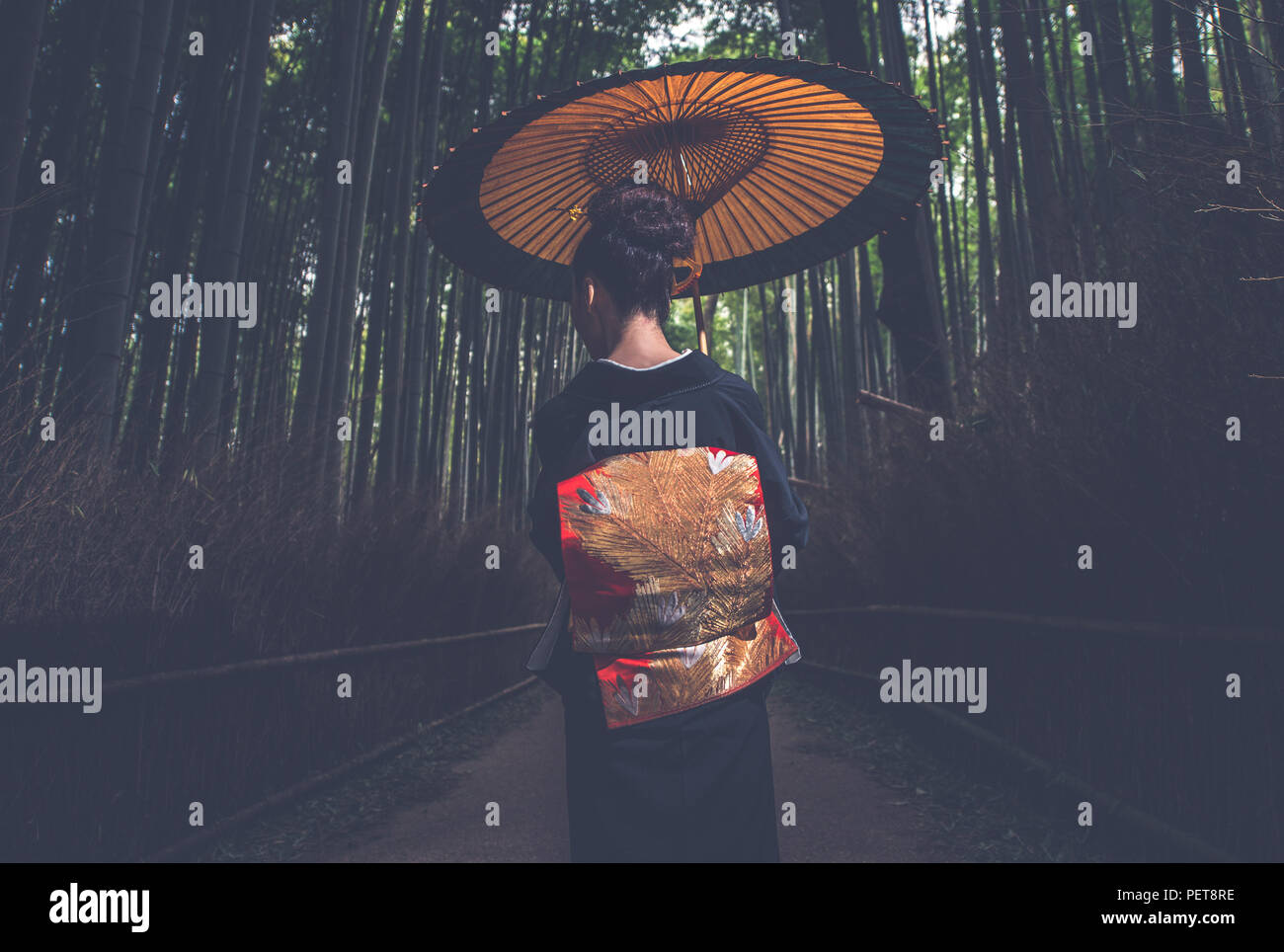 Belle japonaise hauts femme marche dans la forêt de bambous Banque D'Images