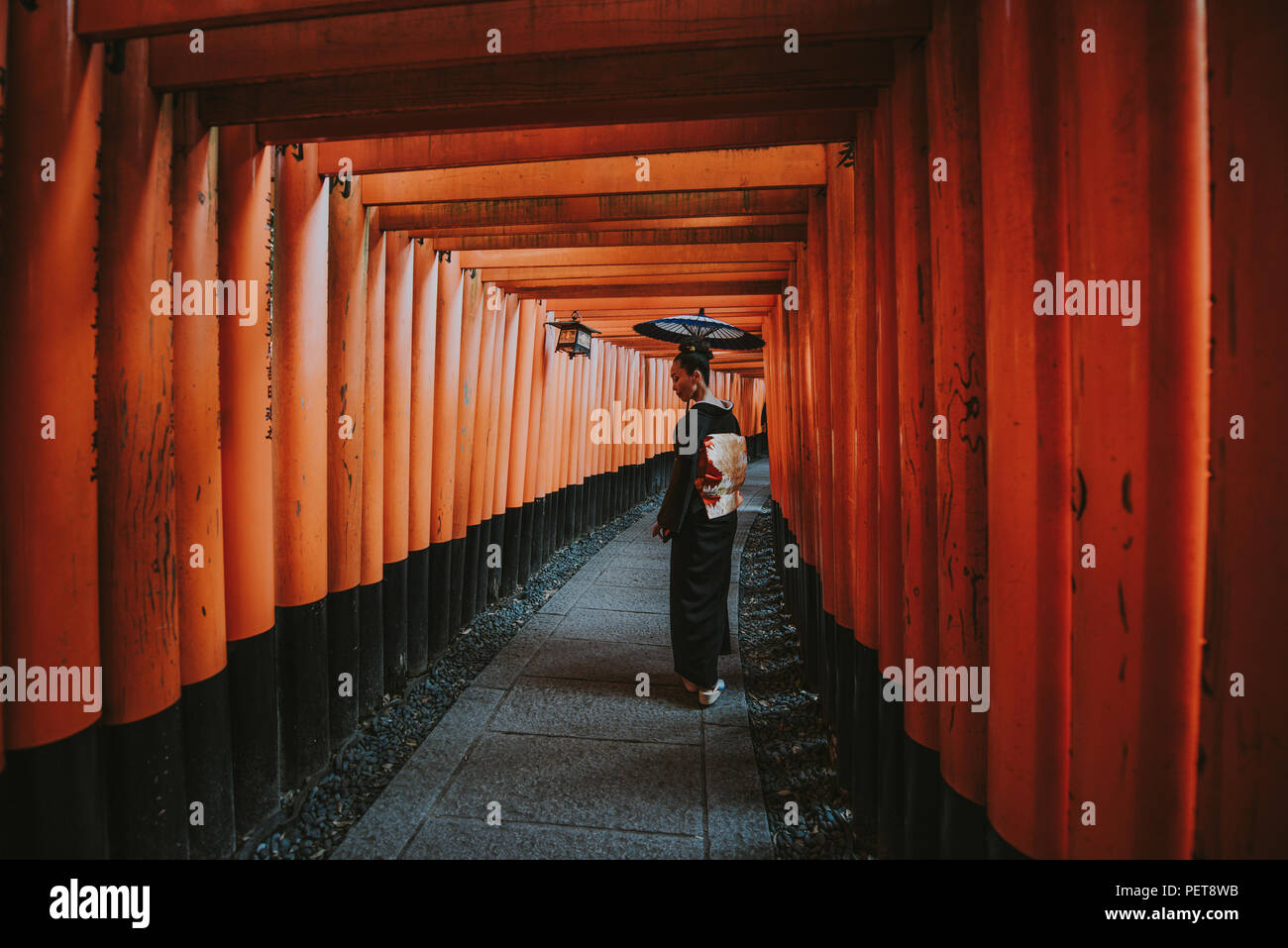 Belle japonaise hauts femme marche dans le sanctuaire Fushimi Inari à Kyoto Banque D'Images
