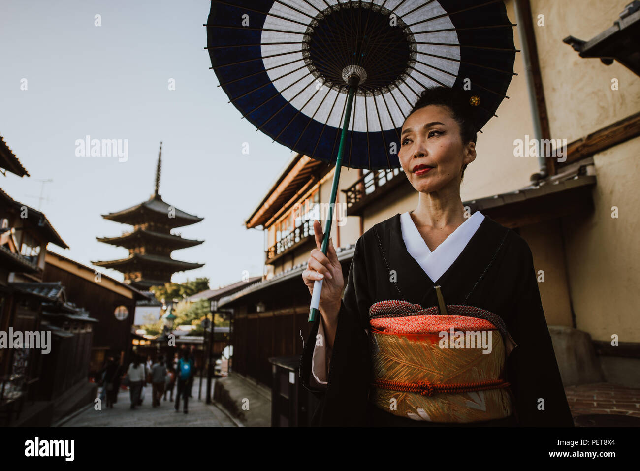 Belle japonaise senior woman walking dans le village. Mode de vie traditionnel japonais typique Banque D'Images