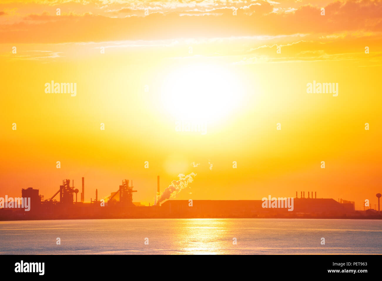 Vue panoramique sur Port-de-Bouc skyline avec plate-forme pétrochimique silhouette au coucher du soleil Banque D'Images