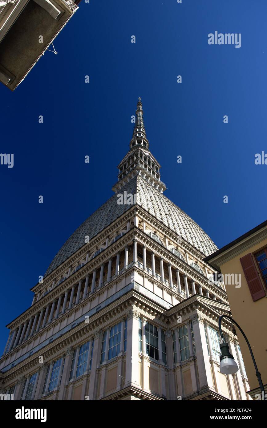 Une vue de Mole Antonelliana à partir d'un angle extrême ci-dessous contre ciel bleu Banque D'Images