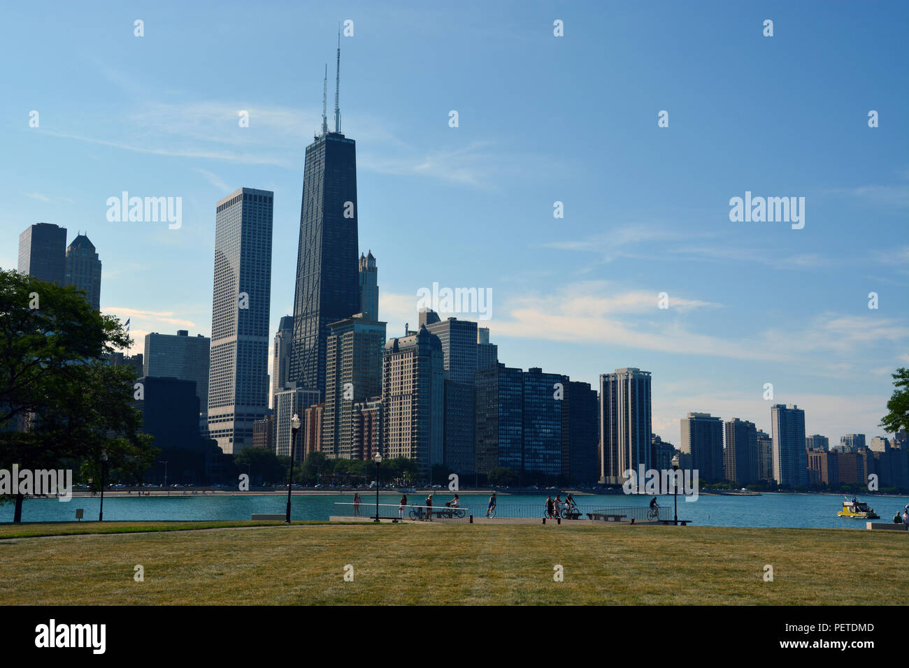 L'horizon de Chicago quartier Streeterville vu de Milton Parc d'olive s'élève au-dessus du lac Michigan. Banque D'Images