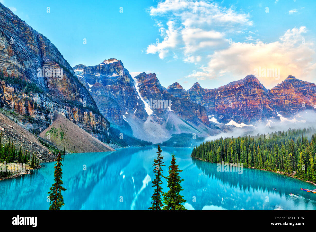 Lever du soleil sur la vallée des Dix-Pics avec glacier-fed le lac Moraine dans l'avant-plan dans les Rocheuses canadiennes. Banque D'Images