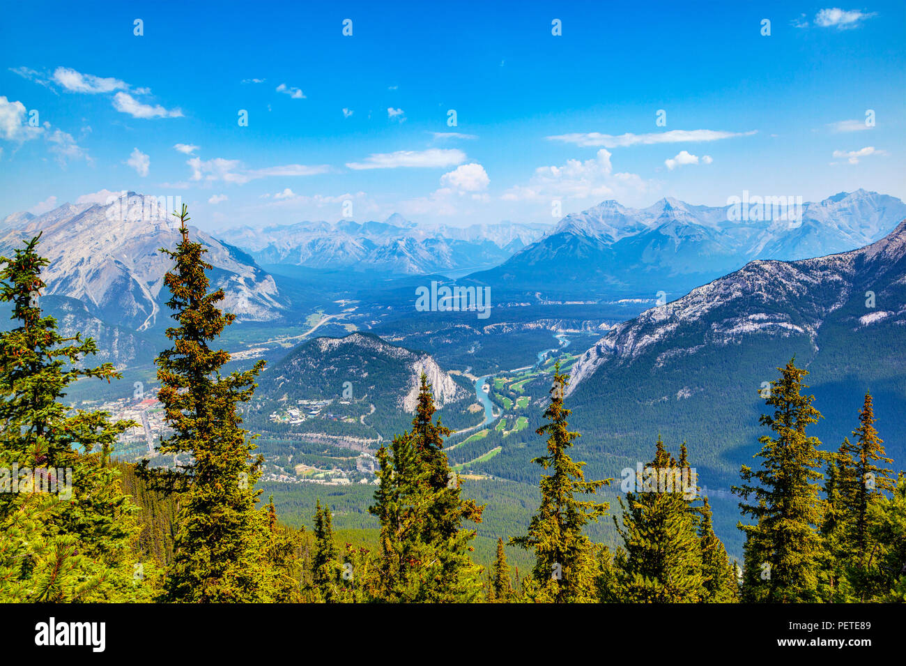 Chaînes de montagnes comme vue du mont Sulphur dans le parc national Banff, Alberta, Canada, montrant la ville de Banff, la rivière Bow et des sommets environnants. Banque D'Images