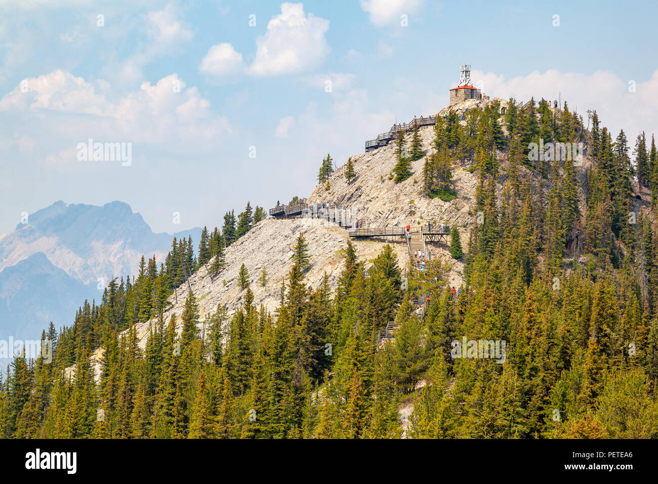 Promenade sur le mont Sulphur, dans le parc national Banff conduit à des rayons cosmiques Historique et station météorologique sur Sanson's Peak dans les Rocheuses canadiennes. Banque D'Images