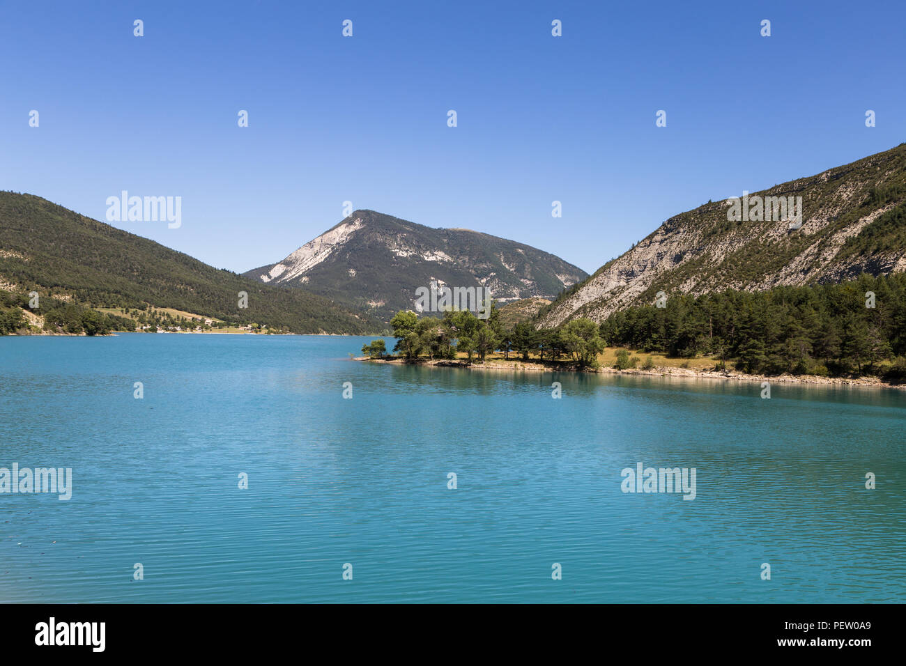 Vue imprenable sur le lac du Verdon, dans le Var au sud de la France dans les alpes Banque D'Images