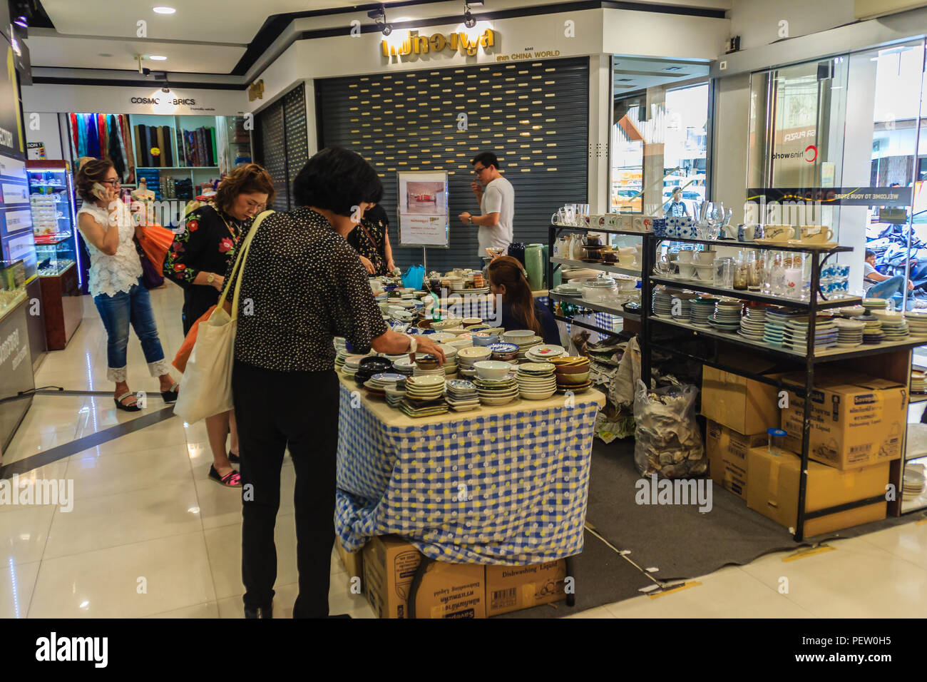 Bangkok, Thaïlande - 2 mars, 2017 : shopping touristique non identifiés pour la céramique terre et articles pour vendre à la Chine World shopping mall à Wangburapa, Bang Banque D'Images