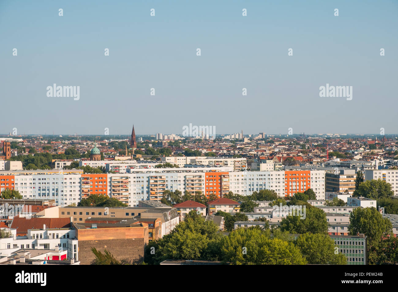 Ciel au-dessus de Berlin sur les toits de la ville et ciel bleu Banque D'Images