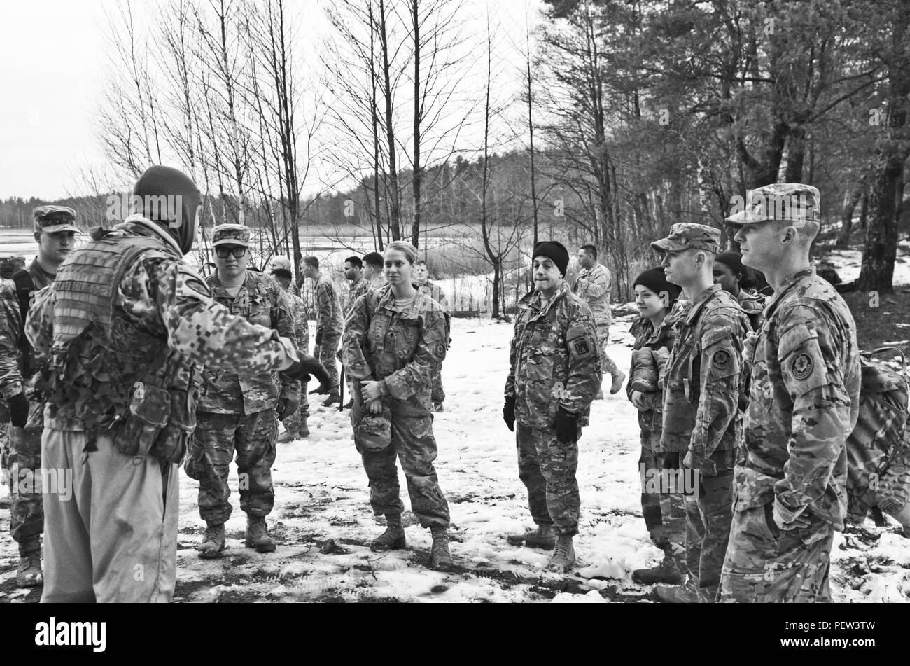 Un soldat letton donne l'exposé sur les mesures de sécurité pour les soldats du 3e Escadron, 2e régiment de cavalerie, stationnés hors de Vilseck, l'Allemagne, avant de commencer l'événement Polar plonger à Adazi Zone de formation en Lettonie, le 28 janvier 2016. Cet événement a aidé les soldats américains construire une relation plus forte avec notre allié de l'OTAN en participant à une partie de la formation et d'exercices que l'ont les soldats. Banque D'Images