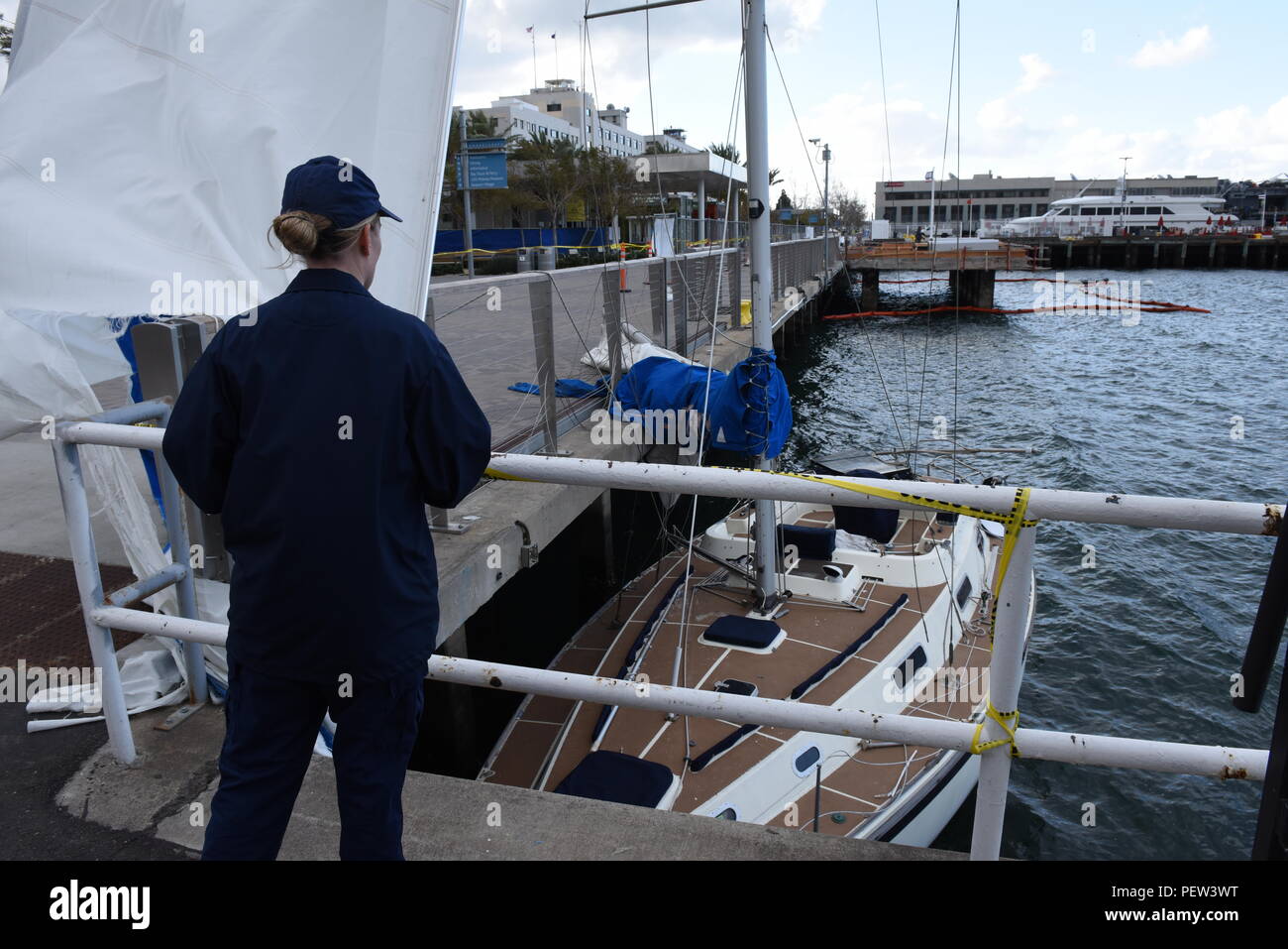 Le lieutenant Kristin Driscoll, chef de la Division de la gestion de l'incident du secteur de la Garde côtière de San Diego, sur les dommages causés par l'épave d'un navire à voile près de la jetée B Street, San Diego, le 1 février 2016. L'IMD a été d'identifier et de contenir les risques environnementaux qui peuvent avoir été laissés à la suite de la tempête de la nuit précédente. (U.S. Photo de la Garde côtière canadienne par le maître de 3e classe Joel Guzman/libérés) Banque D'Images