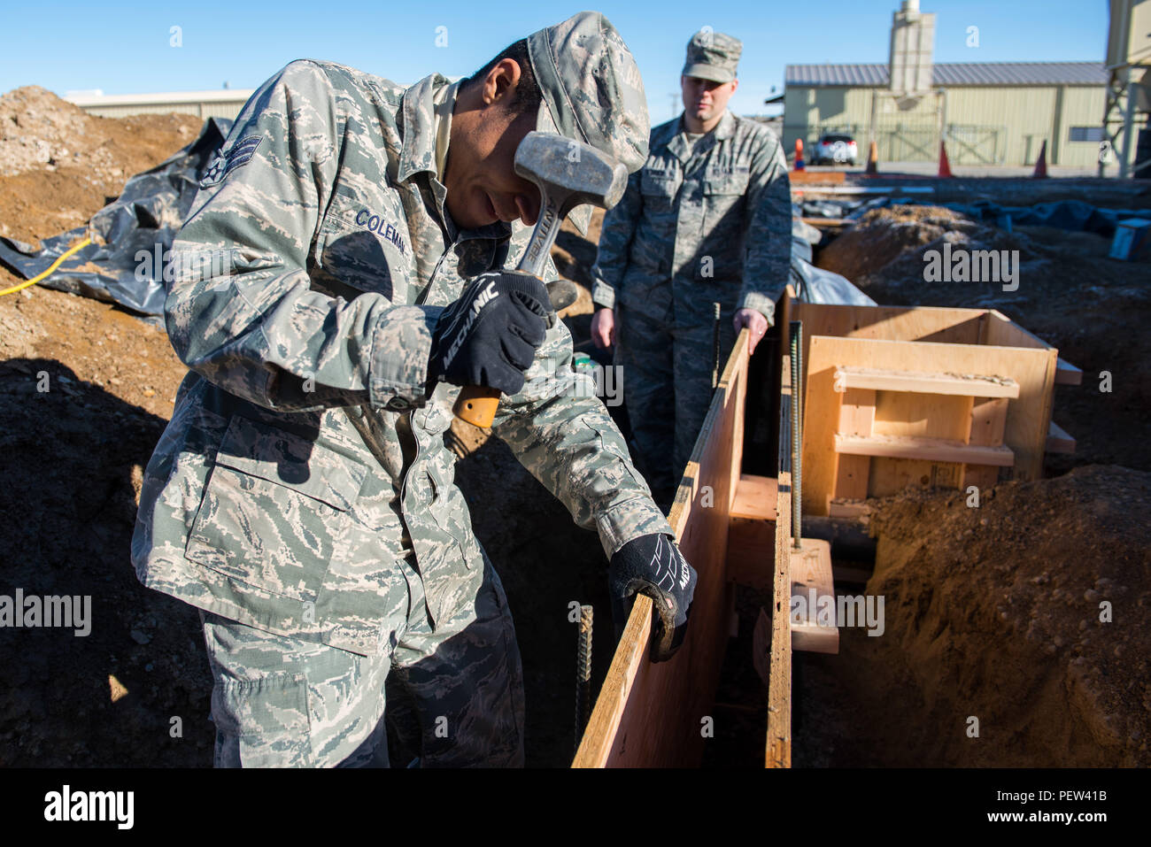 Airman Senior Nathan Coleman, 366e Escadron de génie civil, spécialiste des structures d'armature des lecteurs dans le sol, le 25 janvier 2016, à Mountain Home Air Force Base, Texas. Les conseils d'administration tenus ensemble par l'armature formeront une base de béton pour les 1400 pieds carrés les ingénieurs sont en train de construire. (U.S. Air Force photo par un membre de la 1re classe Connor J. Marth/libérés) Banque D'Images