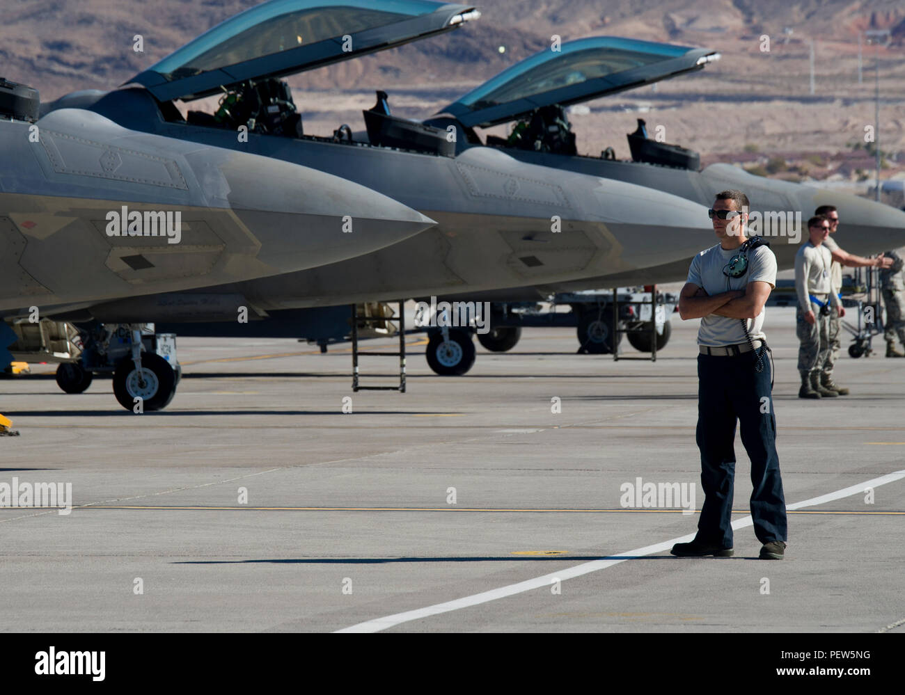 Le s.. Robert Mackle, 95e Unité de maintenance d'aéronefs chef d'équipage de la Base aérienne Tyndall, en Floride, attend sur le F-22 Raptor pilotes d'arriver au cours de l'exercice Red Flag 16-1, Janvier 28, 2016, à Nellis Air Force Base, Nevada des centaines de responsables de partout dans le monde s'assurer que la mission est exécutée de façon sécuritaire et efficace au cours de l'exercice. (U.S. Photo de l'Armée de l'air par la Haute Airman Alex Fox Echols III/libérés) Banque D'Images