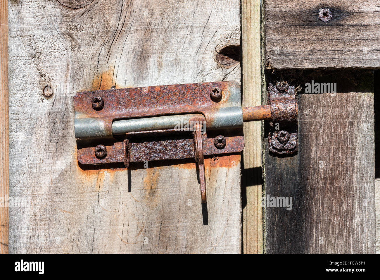 Serrure rouillée sur porte de grange en bois Banque D'Images