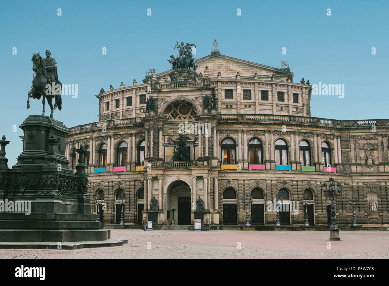 L'Opéra Semper de Dresde en Allemagne contre le ciel bleu. Il a été construit au 19e siècle. Banque D'Images