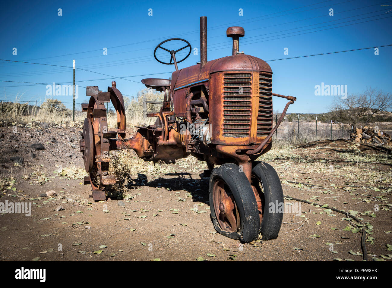 Un cas à l'abandon le tracteur Banque D'Images