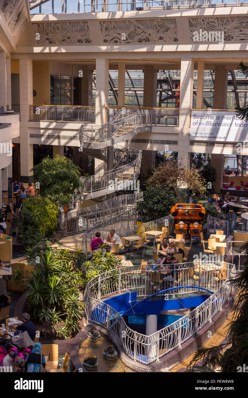 Vue sur la cour intérieure de Winter Garden, centre commercial Bluewater, Greenhithe, Kent, Angleterre, ROYAUME-UNI Banque D'Images