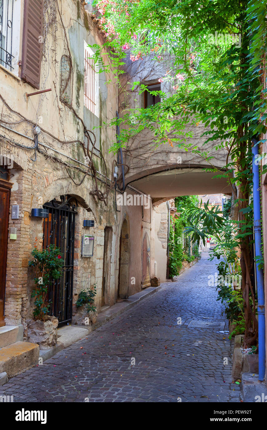 Cep sur la façade. Scène de rue dans la vieille ville, Antibes, France. Banque D'Images