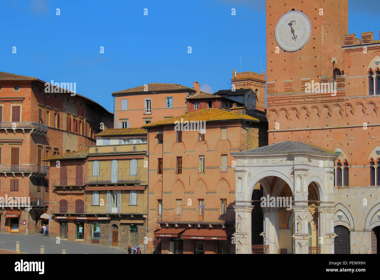 Une vue de la façade du Palazzo Pubblico sur la Piazza del Campo Banque D'Images