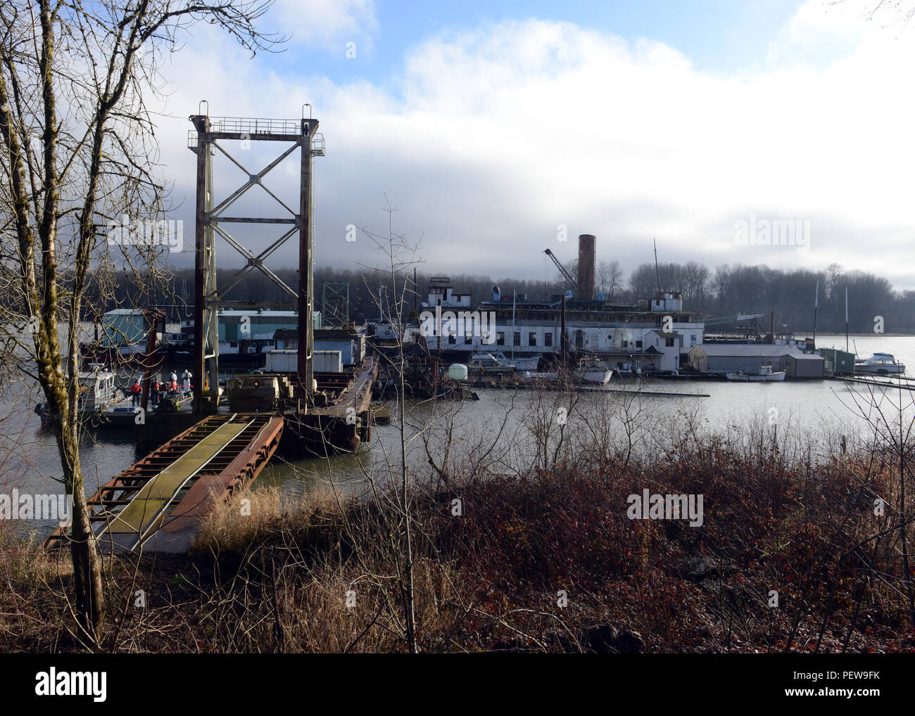 Les intervenants du secteur de la Garde côtière du fleuve Columbia, Division de la gestion des incidents commencent une divulgation effort de nettoyage de la barge, qui est de Multnomah amarré à un site le long de la rivière Columbia, Goble, Ore., le 2 février 2016. La Garde côtière a ouvert la responsabilité en cas de déversement d'Fonds à retirer les matières dangereuses, de l'un 265 pieds de Multnomah barge, afin d'atténuer une menace considérable pour l'environnement. (U.S. Photo de la Garde côtière canadienne par le maître de 3e classe Jonathan Klingenberg) Banque D'Images