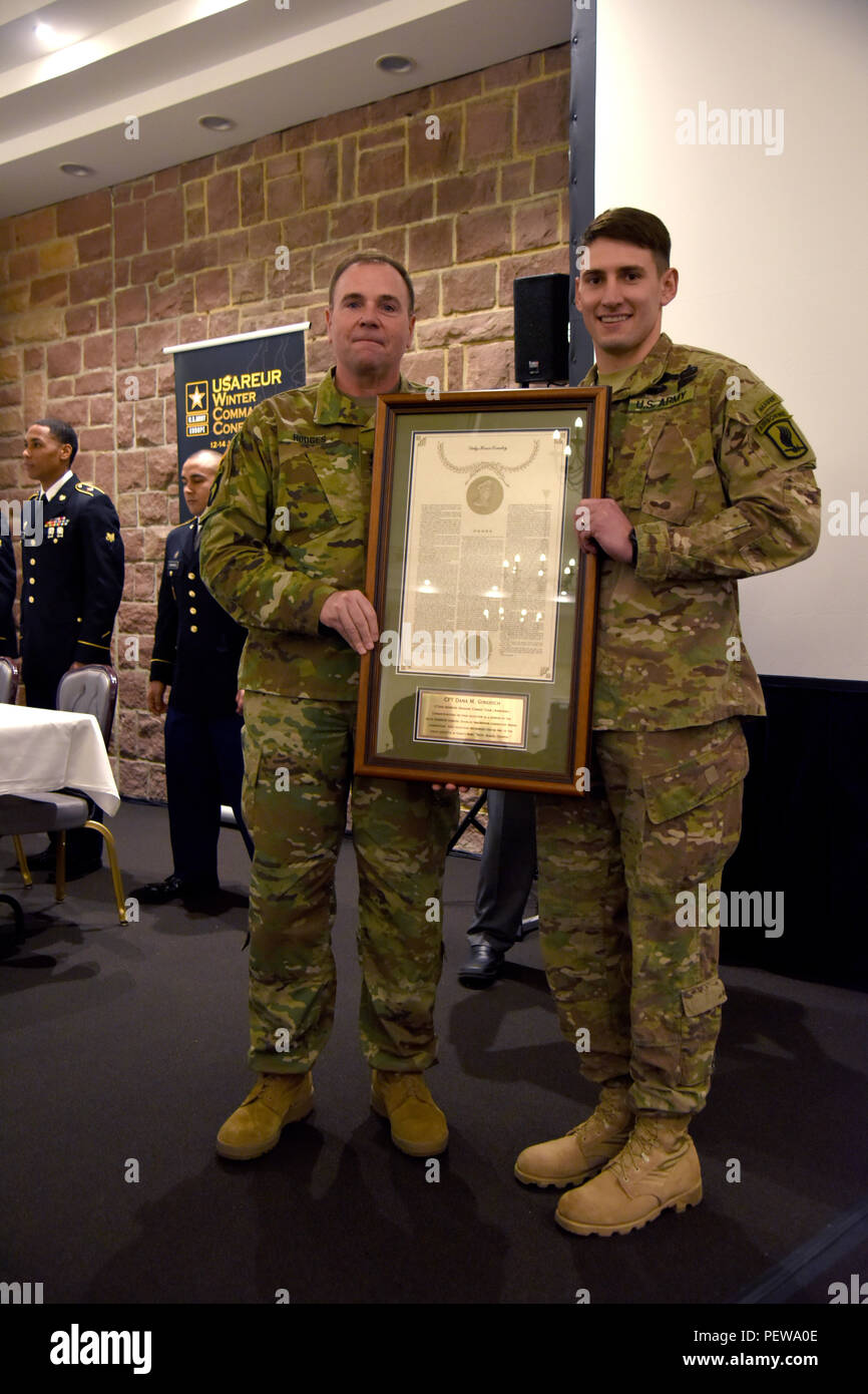 Le général Ben Hodges, de l'Armée américaine du général commandant l'Europe (à gauche), et le commandement de l'instruction interarmées multinationale présente Capt Dana M. Gingrich avec un prix pour l'année 2015, le général Douglas MacArthur USAREUR Leadership Award le 13 JAN 2016 l'argile sur Kaseren à Wiesbaden, Allemagne. (U.S. Photo de l'armée de l'information visuelle Dee Spécialiste Crawford/libérés) Banque D'Images