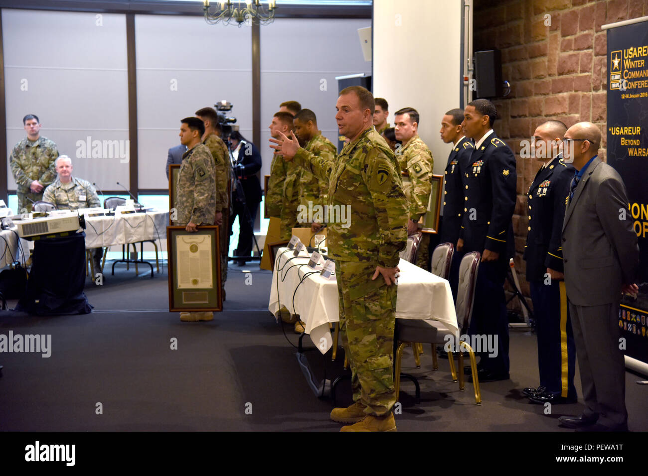 Le général Ben Hodges, de l'armée américaine l'Europe général commandant (au centre) présente le général Douglas MacArthur 2015 USAREUR Boursiers Leadership & nominés le 13 janvier 2016, sur terre Kaseren à Wiesbaden, en Allemagne, pour les participants. (U.S. Photo de l'armée de l'information visuelle Dee Spécialiste Crawford/libérés) Banque D'Images