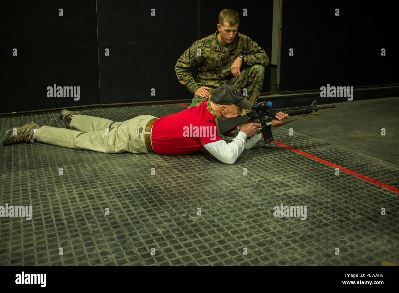 Les anciens combattants de la 1 Division de marines à l'intérieur de l'Association utiliser le tir simulé Formateur pendant la célébration du 75e anniversaire de la 1 Division de Marines à Camp Pendleton, Californie, le 2 février 2016. La 1 Division de marines célébrera le 75e anniversaire de sa fondation en organisant une cérémonie pour le service actif et vétéran des Marines et marins qui ont servi dans le Camp Pendleton, unité de combat au sol. (U.S. Marine Corps photo par Lance Cpl. Ryan Kierkegaard, 1 Division de marines/Caméra de combat sorti) Banque D'Images