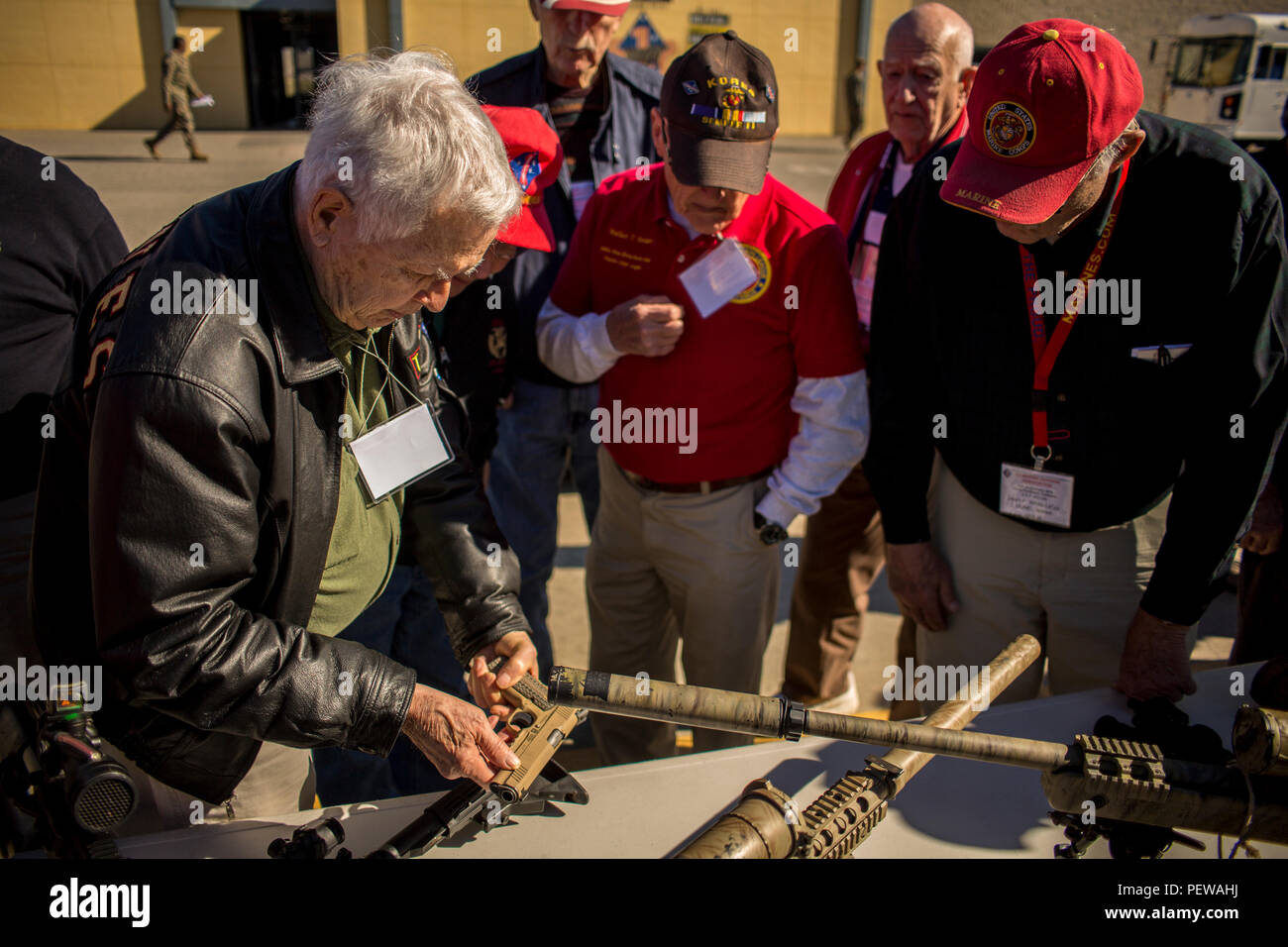 Les membres de la 1 Division de marines Association tour domaines de Camp Pendleton, en Californie, le 2 février 2016 durant le 75e anniversaire de la 1 Division de marines. La 1 Division de marines célébrera le 75e anniversaire de sa fondation en organisant une cérémonie pour le service actif et vétéran des Marines et marins qui ont servi dans le Camp Pendleton, unité de combat au sol. (U.S. Marine Corps photo par Lance Cpl. Ryan Kierkegaard, 1 Division de marines/Caméra de combat sorti) Banque D'Images