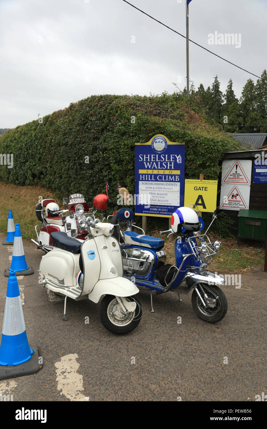 Trois Scooters garés à l'entrée de Shelsley Walsh de côte dans le Worcestershire, Royaume-Uni. Banque D'Images