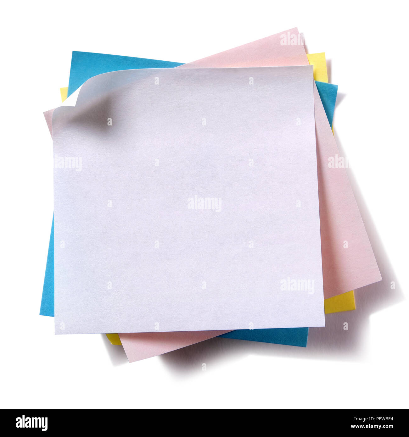 Tas désordonné de diverses couleurs sticky notes post isolated on white Banque D'Images