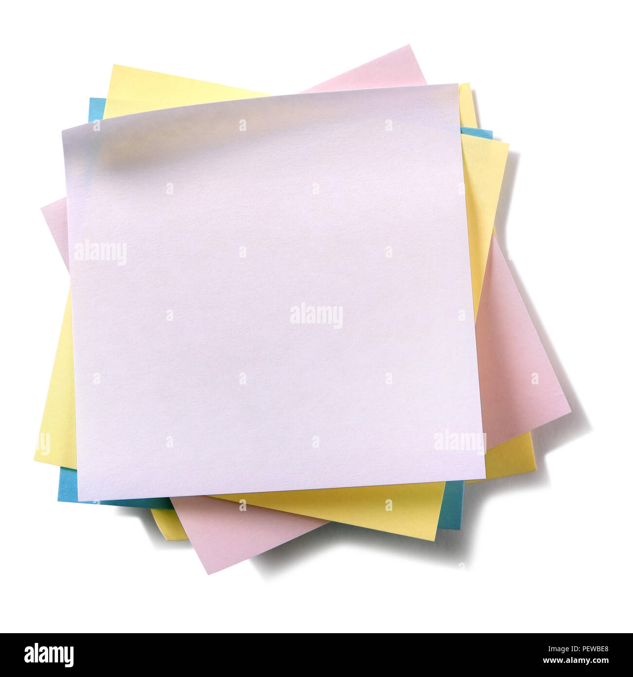 Tas désordonné de diverses couleurs sticky notes post isolated on white Banque D'Images