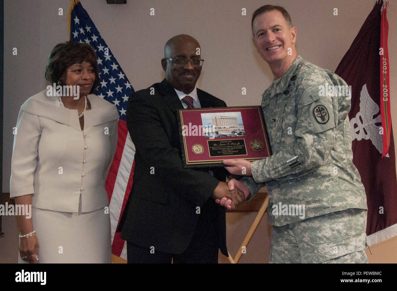 Le révérend James O. : Jr (centre) et son épouse, Merllyn Prix, recevoir un témoignage de reconnaissance du colonel John A. Smyrski III, commandant, William Beaumont Army Medical Center, au cours d'une célébration à la mémoire de Martin Luther King, Jr. à WBAMC, janv. 21. La célébration s'est félicité de Price, qui était lui-même le mouvement pour les droits civiques dans les années 60 en grandissant, à Atlanta, en tant qu'invité le président pour les soldats et le personnel de l'WBAMC. Banque D'Images